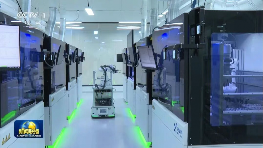 晶泰科技 AI 自主實驗平臺——合成工作島 ? ?圖 | 新聞聯播